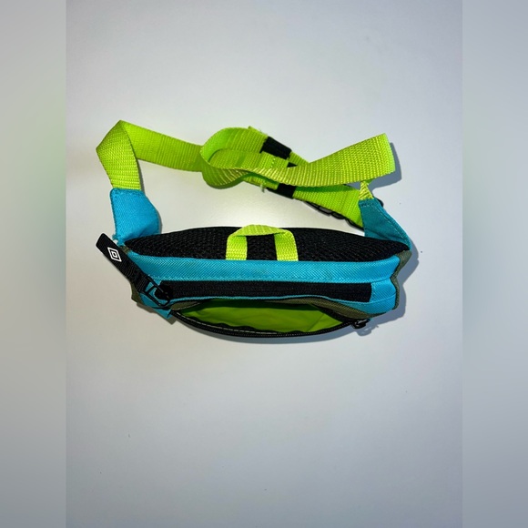 UMBRO Block Fanny Pack - Picture 4 of 6